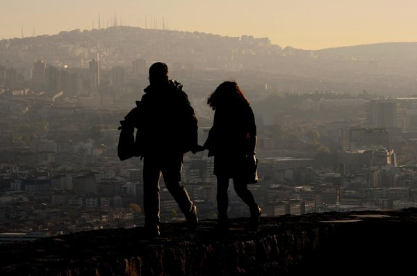 Quelles sont les techniques pour monter un campement en région de tourbières en Écosse?